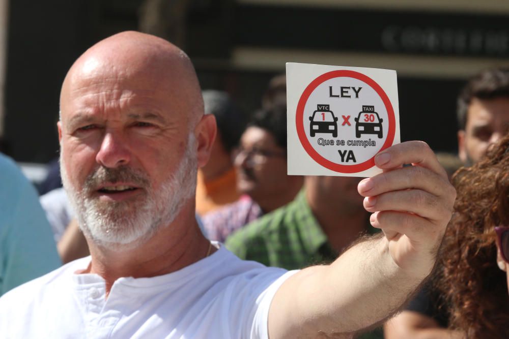 Más de 400 taxis se manifiestan para pedir mayor control de los VTC