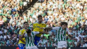 Resumen, goles y highlights del Betis 1 - 1 Cádiz de la jornada 6 de LaLiga EA Sports