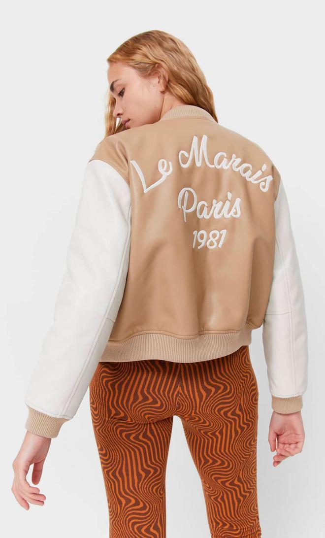 Bomber efecto piel bordada de Stradivarius (precio: 45,99 euros)