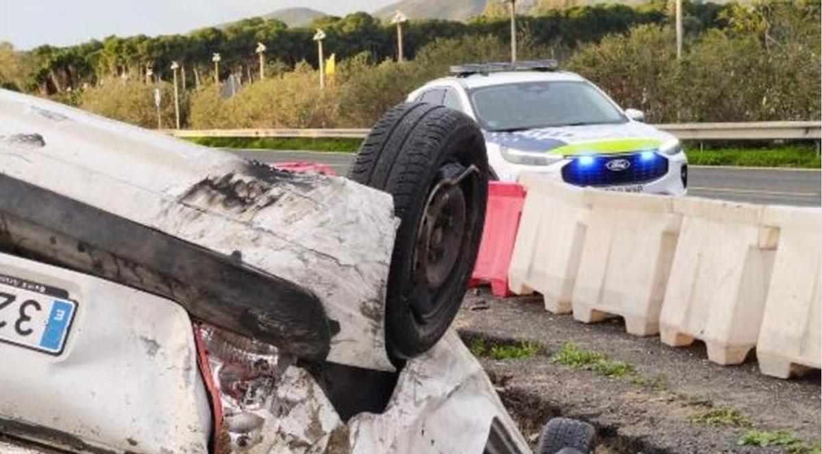 El vehículo quedó volcado en la cuneta de la MA-21.