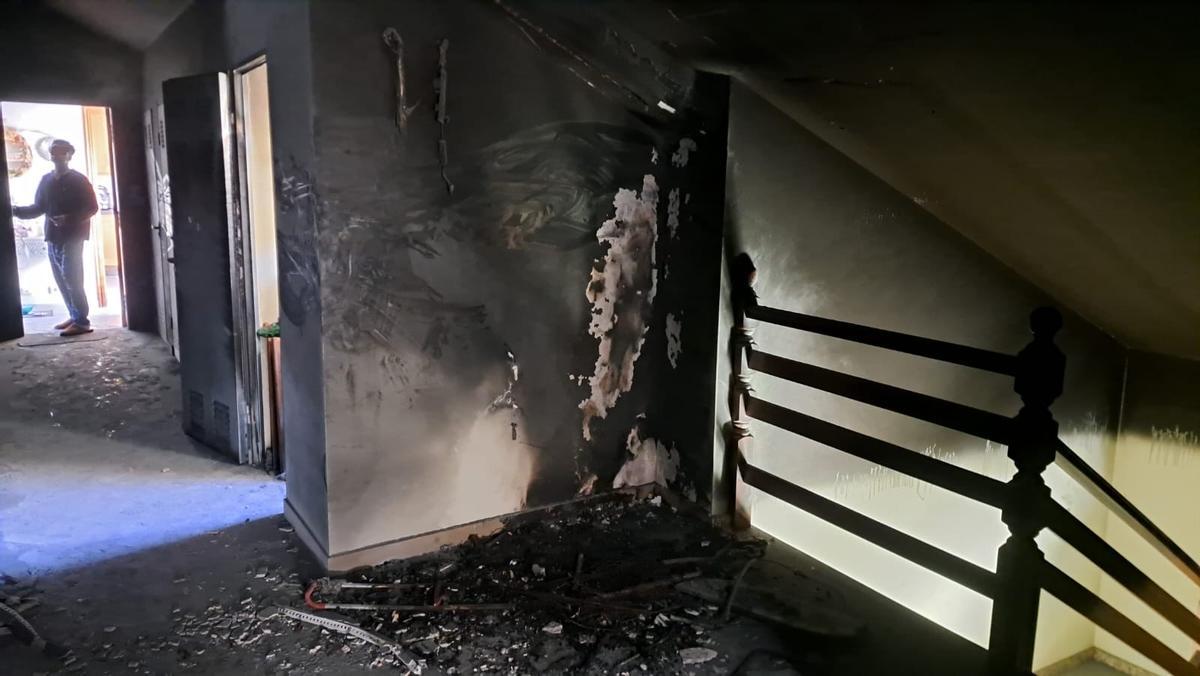 Estado del interior del quinto piso afectado por el incendio de enseres en Negreira
