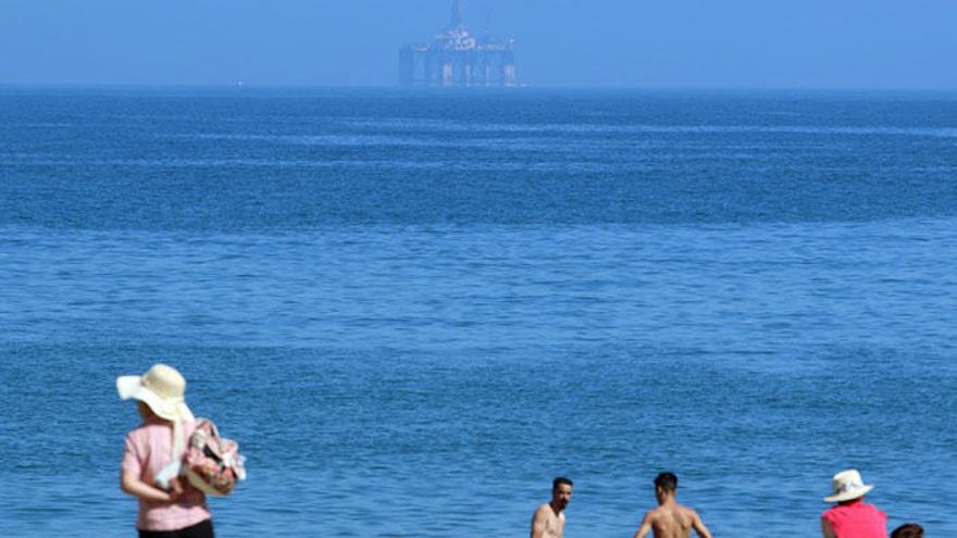 La plataforma, este lunes por la tarde frente a las playas de Málaga.