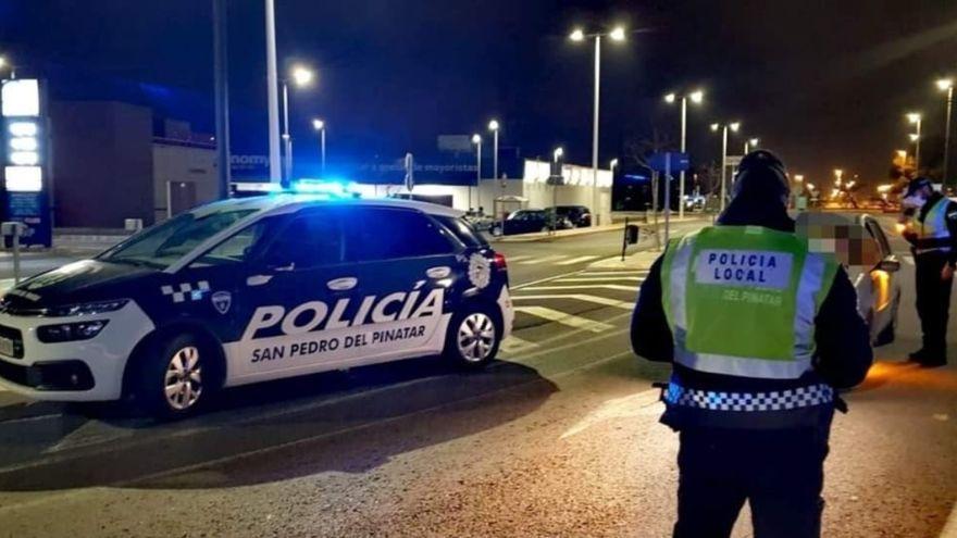 Agentes de la Policía Local de San Pedro del Pinatar, en un servicio nocturno. R.D.C.