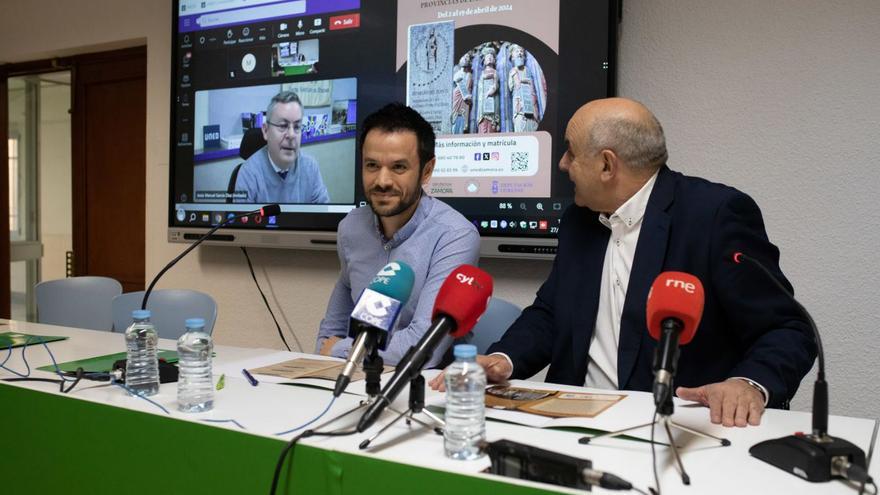 José Delgado (izquierda) y Antonio Rodríguez, con Jesús Manuel García, en pantalla, desde Orense. | Ana Burrieza
