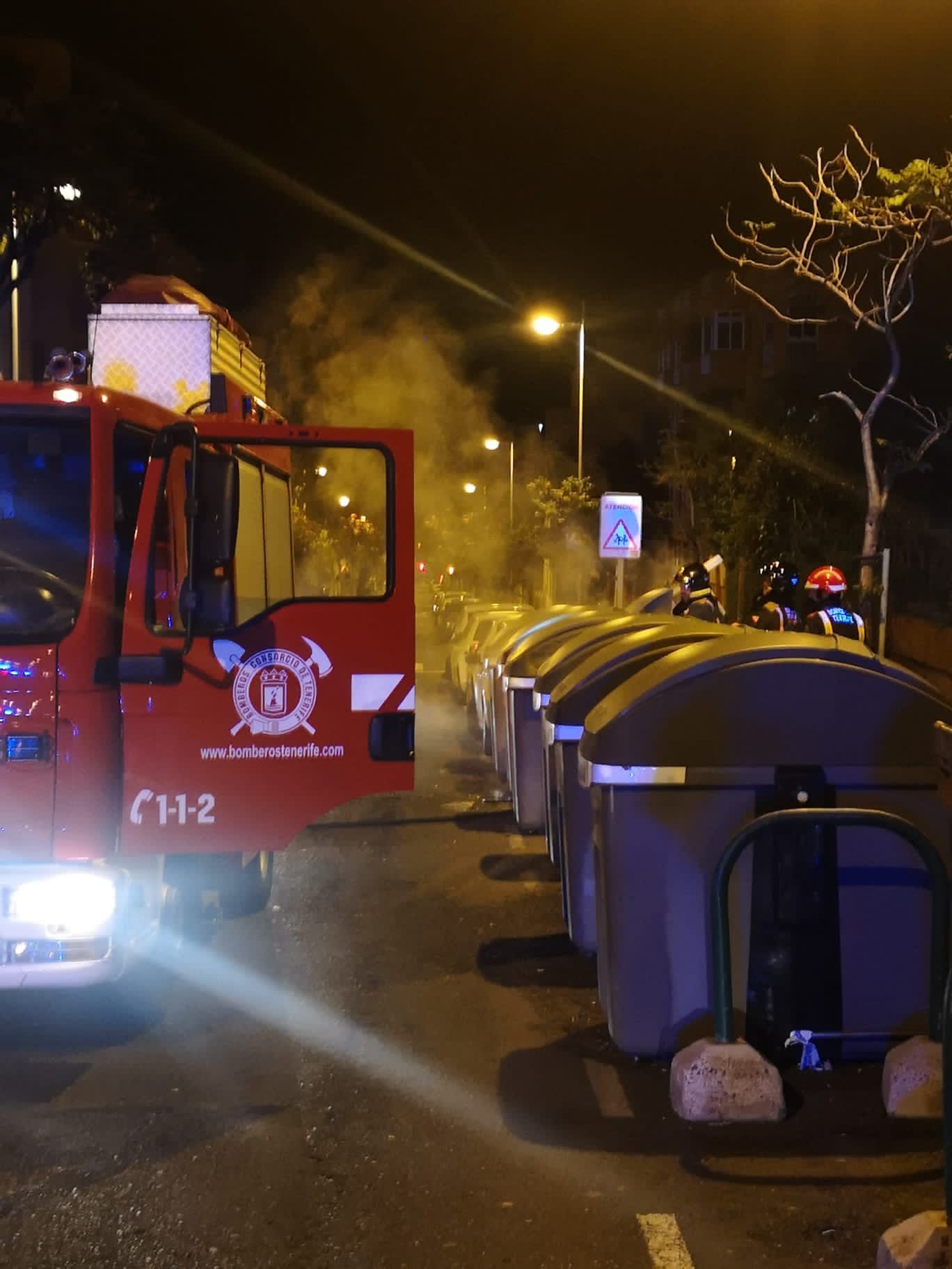 Extinción del fuego en contenedores de la calle Simón Bolívar de Santa Cruz de Tenerife.