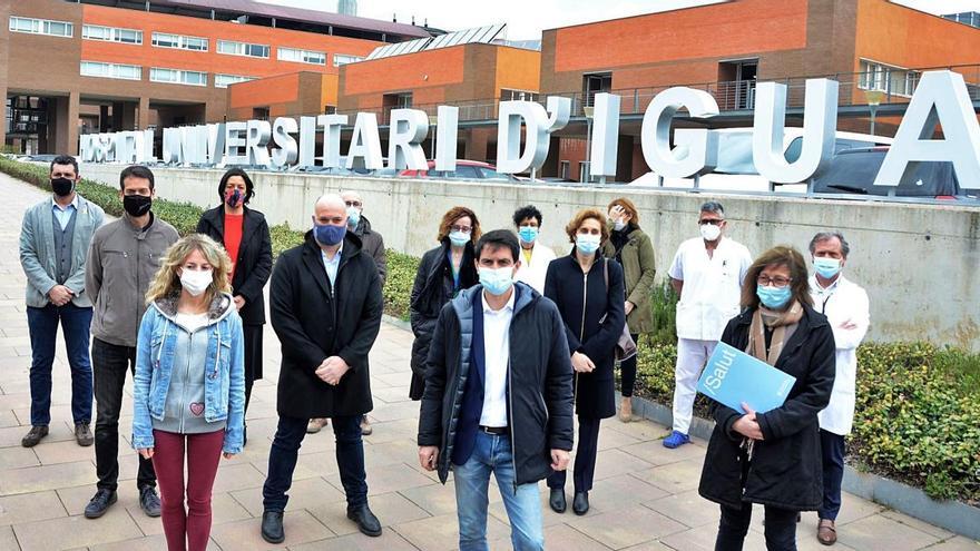 Alcaldes de la Conca d&#039;Òdena i representants sanitaris reunits a l&#039;accés de l&#039;Hospital Universitari d&#039;Igualada