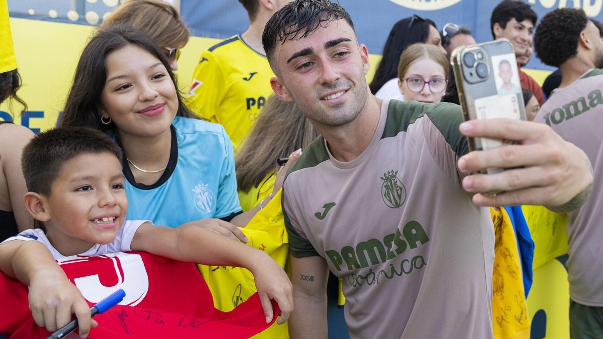 Alberto Moleiro se hace un selfie con niños que sueñan algún día con cumplir el sueño que está viviendo él en el Villarreal.