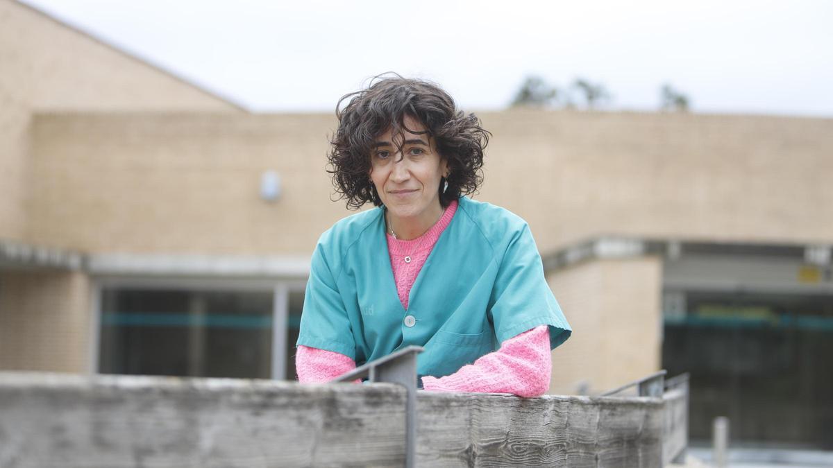 La enfermera Marta Palacios posa para EL PERIÓDICO, hace unos días, a las puerta del centro de salud donde ahora trabaja tras dejar la uci del hospital Clínico de Zaragoza.