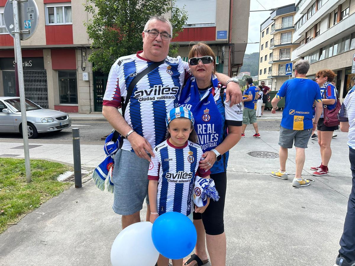 GALERÍA: La afición del Avilés empieza a conquistar Pasarón con fe en la salvación blanquiazul