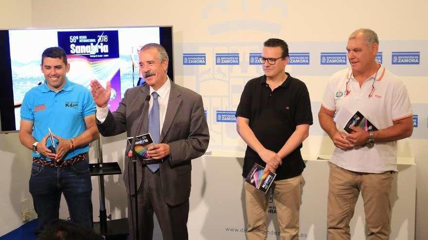 El diputado de Deportes, José Luis Bermúdez, presentando una nueva edición de la regata.