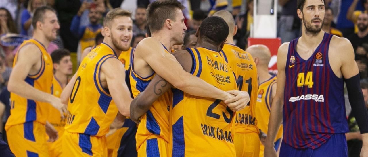 Los jugadores del Granca celebran la primera victoria en la Euroliga, el 16 de octubre de 2018 en el Arena frente al Barça de Tomic (44).