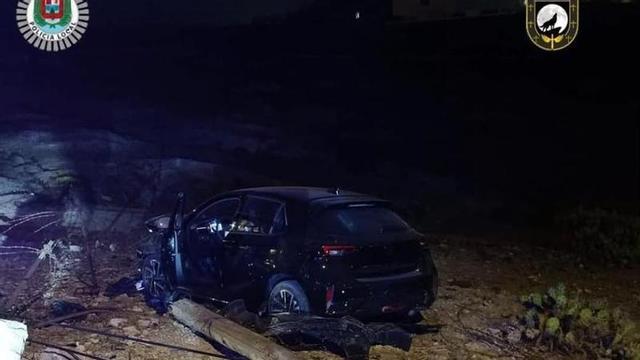 El coche afectado tras el siniestro, ayer por la noche