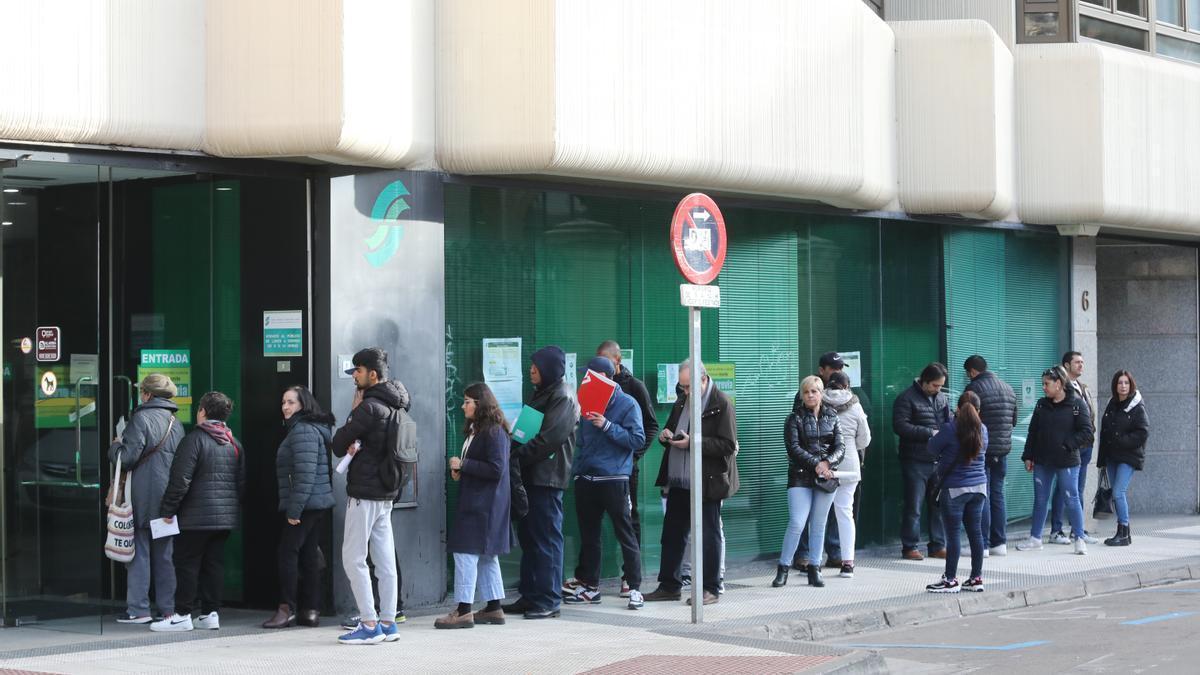 Filas en las oficinas de la Seguridad Social.