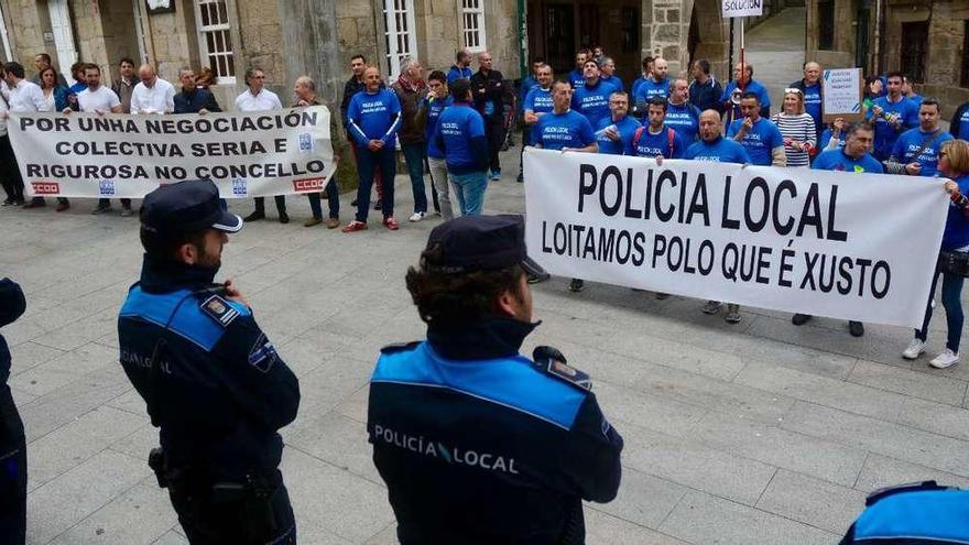 Funcionarios del Concello y policías locales manifestándose a las puertas del Teatro Principal, donde estaba el alcalde. // Rafa Vázquez