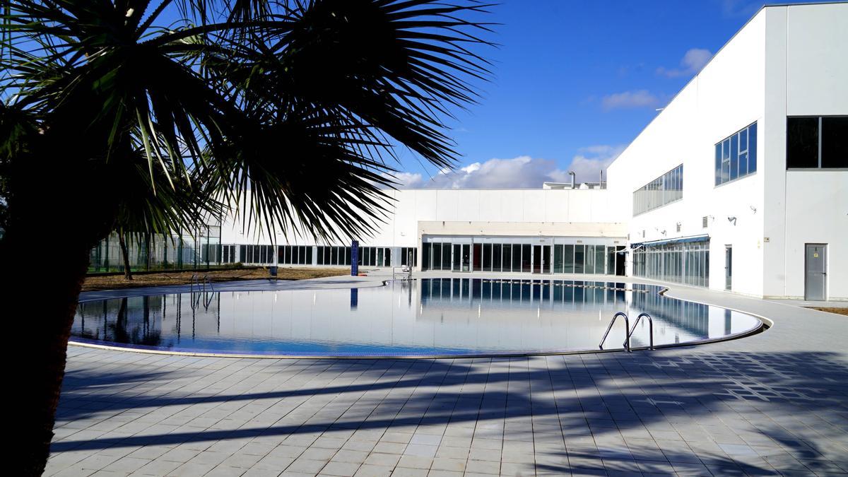 Acondicionamiento de la piscina exterior de Benetússer cerrada desde 2014.