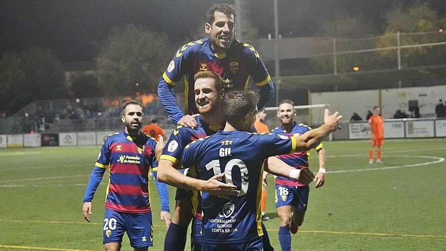 Gil Muntadas, David Garcia i Monreal celebren un gol als quarts de final contra el Platges Calvià.
