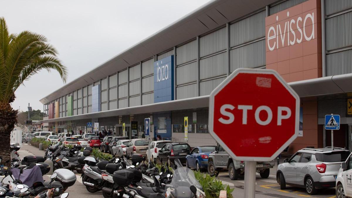 Imagen de archivo del aeropuerto de Ibiza desde el exterior.