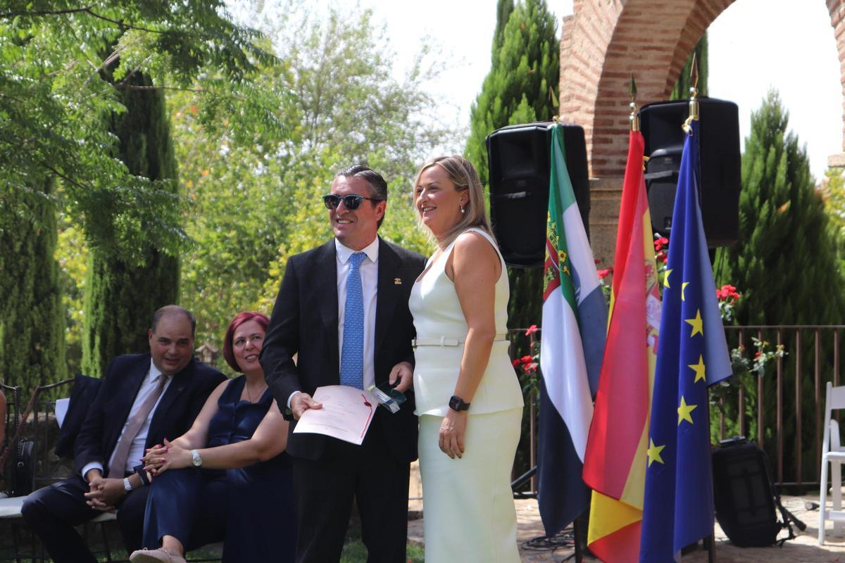 La presidenta de la Asamblea de Extremadura, Blanca Martín, entrega uno de los galardones.