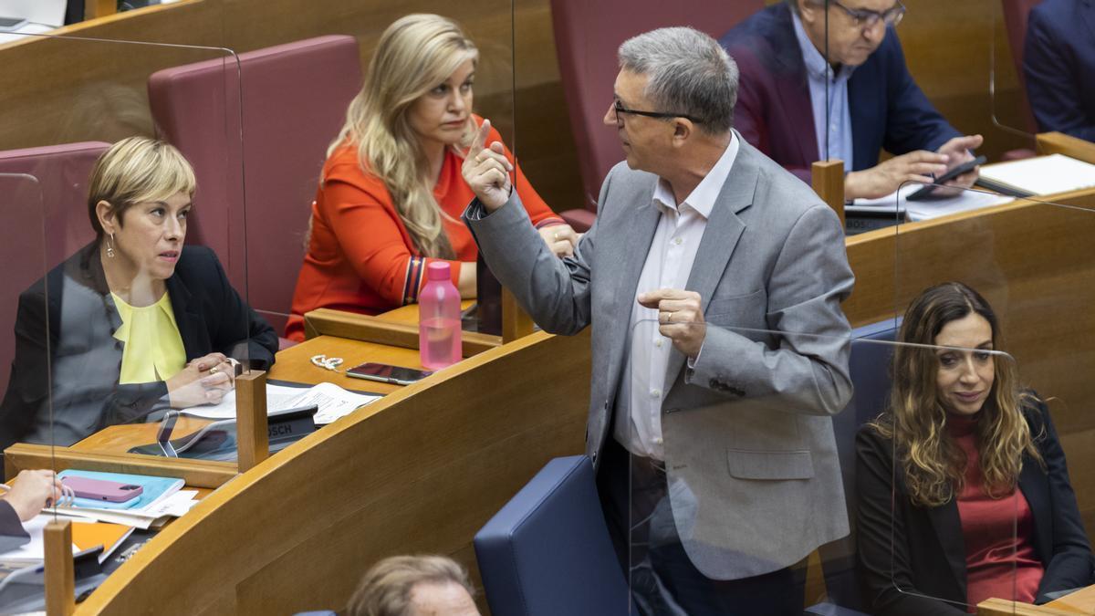 El conseller de Economía, Rafa Climent, interviene en una sesión de control en las Cortes Valencianas.