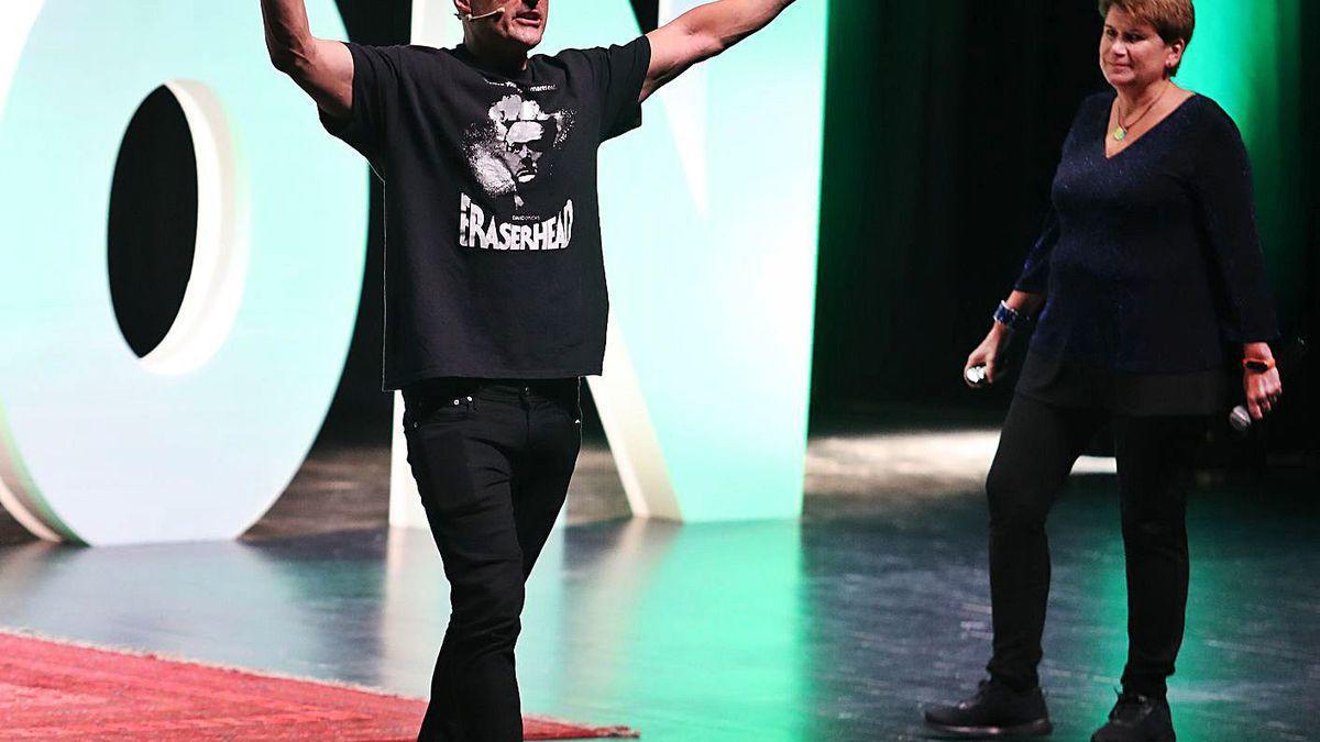 Anna Forés y Jesús Guillén explican cómo educar la mente en el escenario del auditorio.