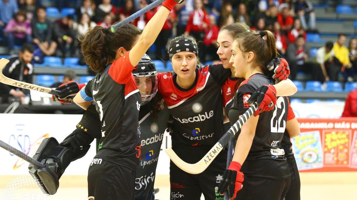 Sara Lolo, Elena Lolo, María Sanjurjo, Marta Piquero y Sara Roces celebran uno de los goles.