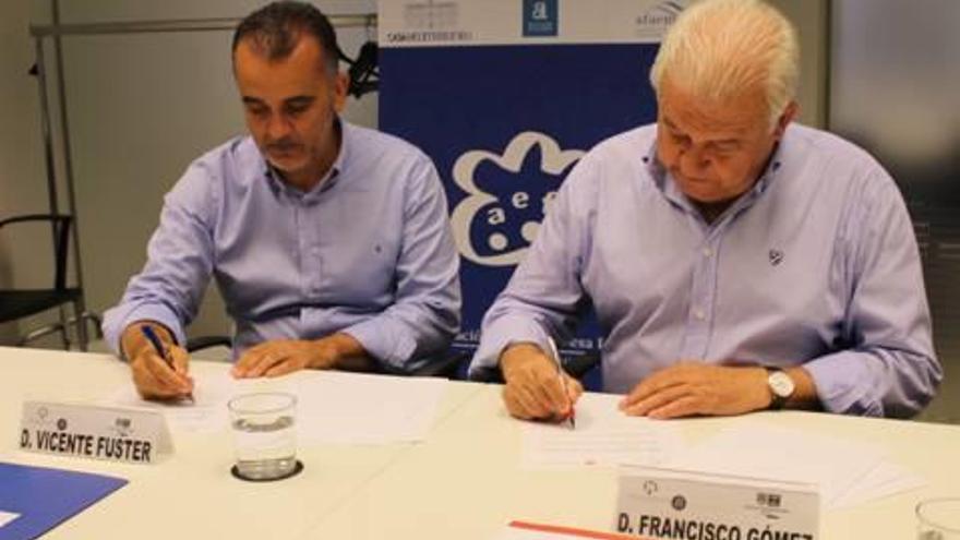 Presidentes de AEFA y el centro firman el acuerdo.