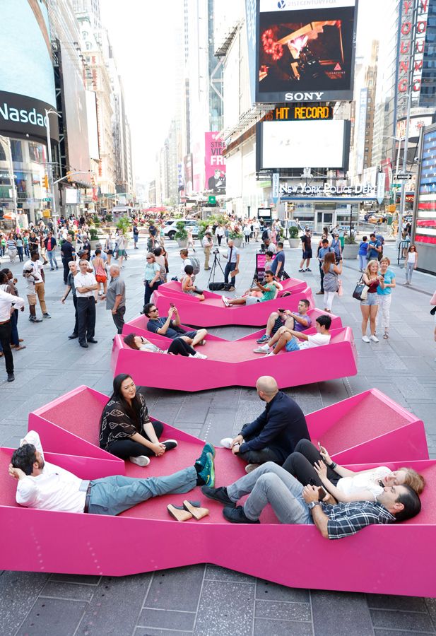 Asientos con forma de X en Times Square