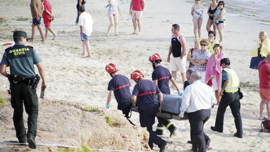 Fallece un bañista de Ourense que se desplomó en el arenal de la playa de A Lanzada