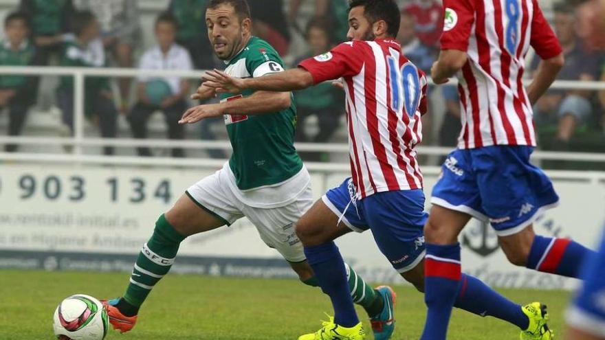 Mera, del Sporting de Gijón B, presiona a Jonathan Antúnez durante el partido de ayer en O Vao. // Ricardo Grobas