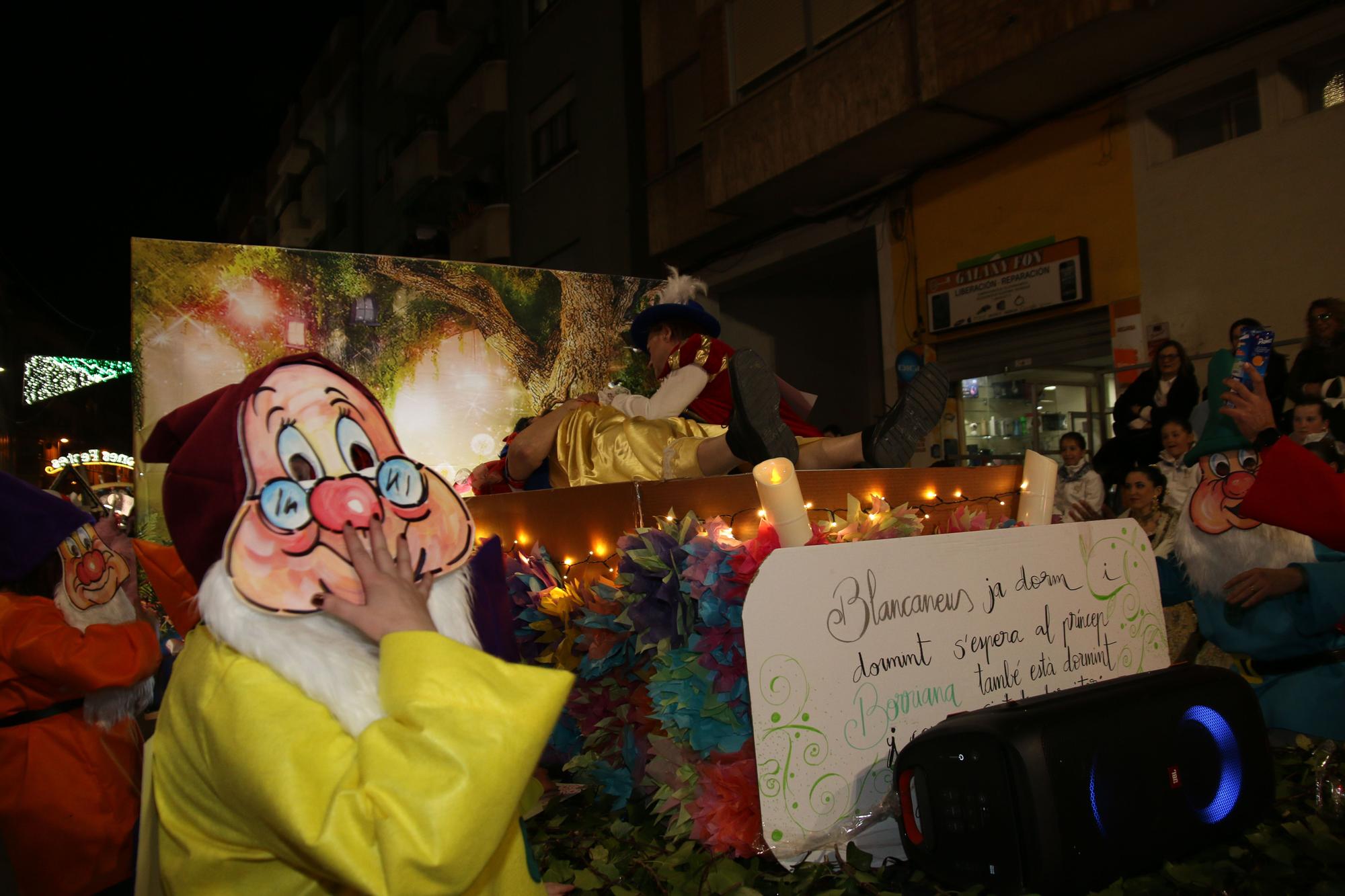 FOTOGALERÍA I La cabalgata del Ninot de Burriana, en imágenes