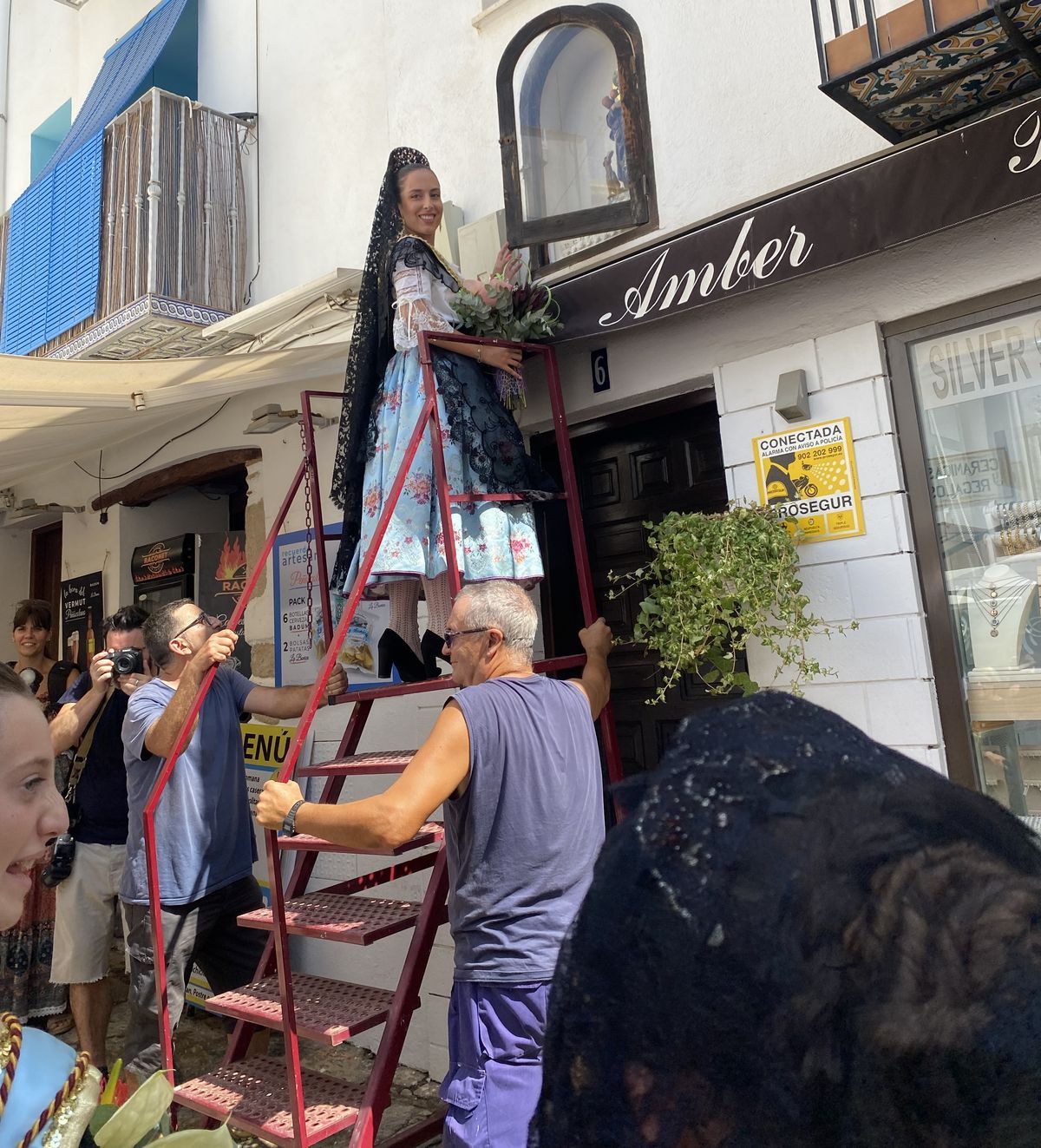 Después de tres años de espera, la reina del 2019 pudo depositar su ramo en la hornacina de Sant Roc.