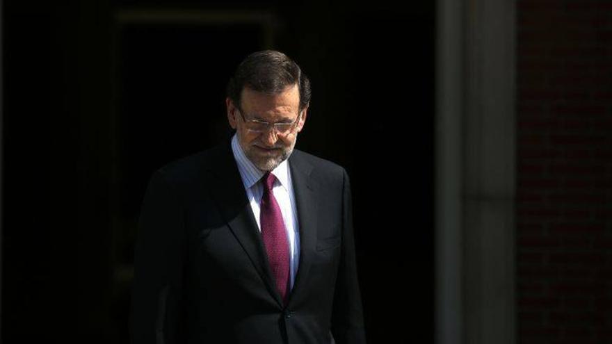 Rajoy admite que aún queda &quot;un largo camino&quot; antes de dejar atrás la crisis