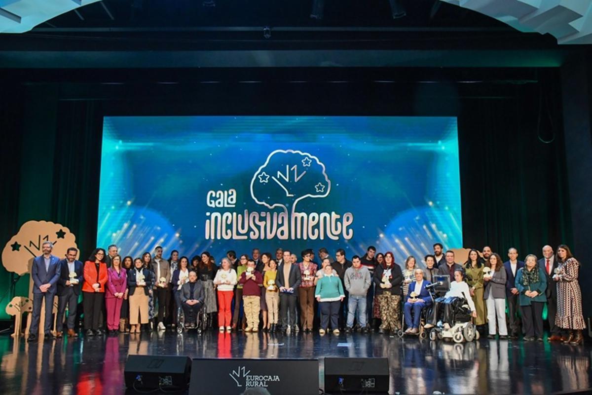 Foto familia de la Gala Inclusivamente