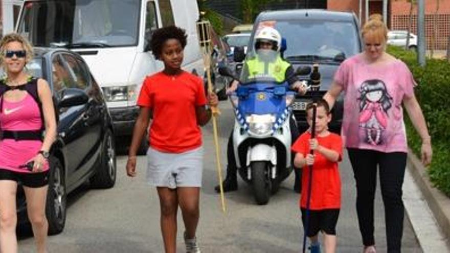 Dos infants porten la Flama del Canigó al barri de Cal Gravat de Manresa.