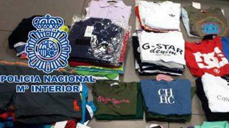 La Policía Nacional detiene a una persona por vender prendas falsificadas en el mercado del lunes