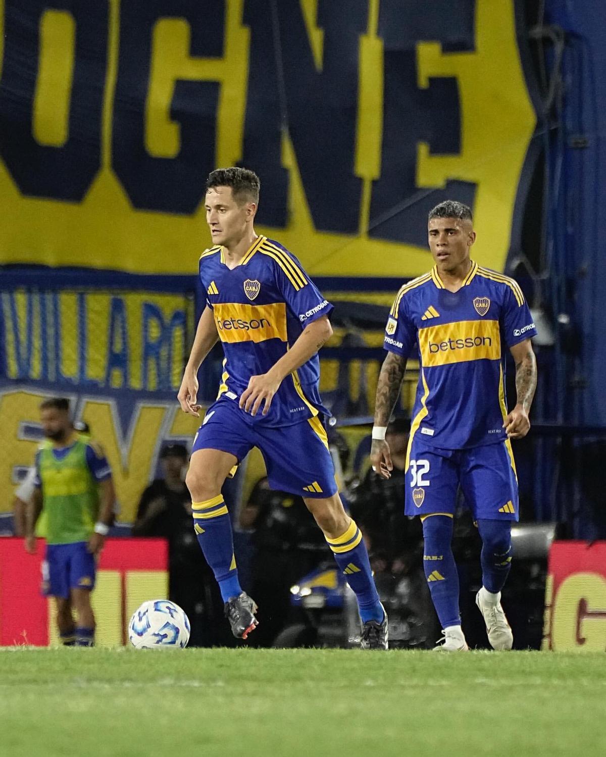 El centrocampita controla el balón en un partido.