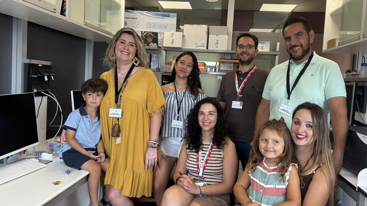 Por la izquierda, Beatriz y Darío junto a su hermana, por la derecha, Tamara y Valentina junto a su padre. En el centro, Gonzalo Sánchez y  Judit Bestilleiro, investigadora de la enfermedad.