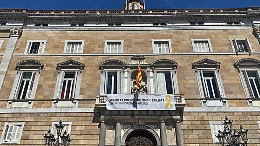 La pancarta a favor dels presos amb el llaç groc, a l&#039;edifici de la Generalitat.