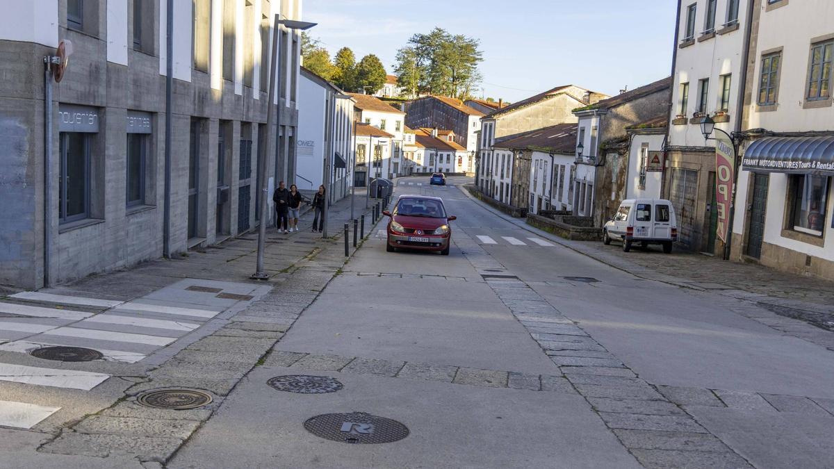 El tramo bajo de Castrón Douro tras la reposición de asfalto realizada en 2023.