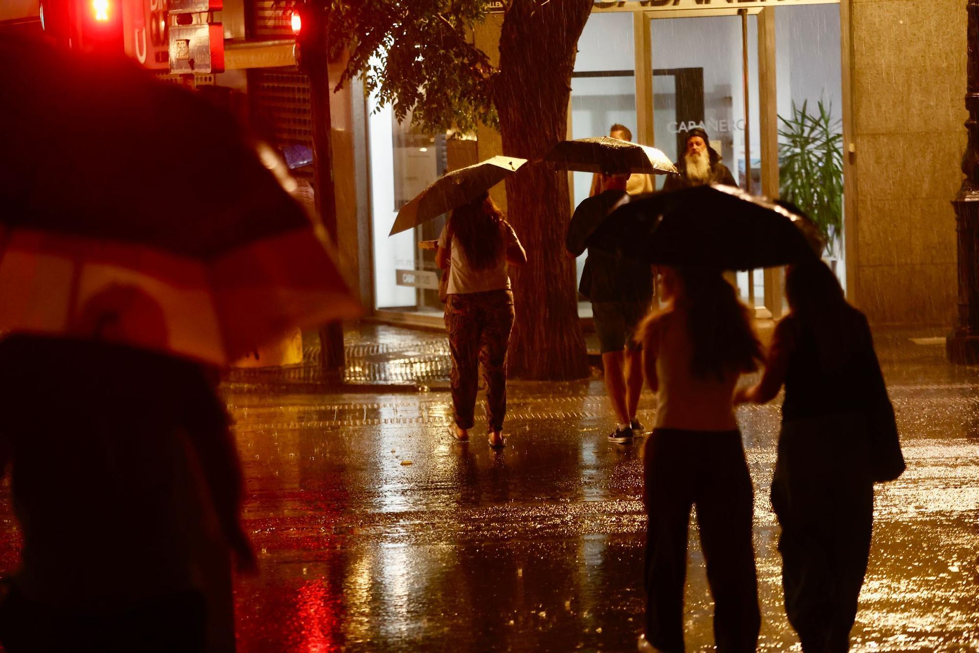 La tormenta descarga con fuerza sobre València