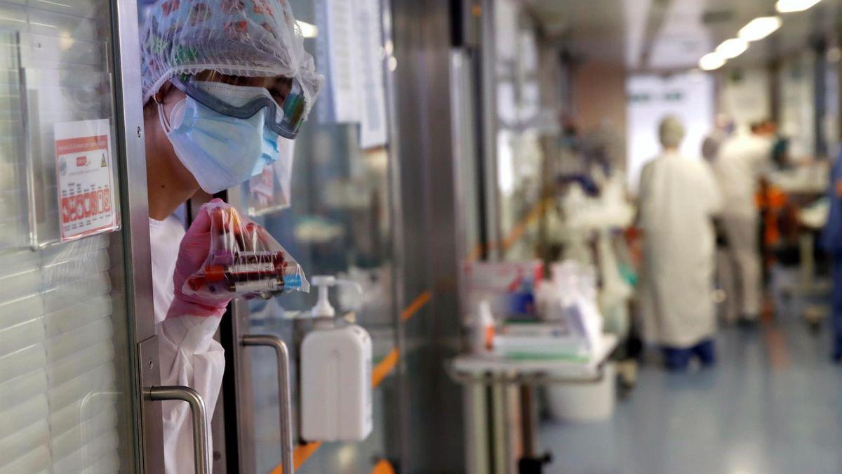 Sanitario con muestras de sangre en una planta covid-19 de un hospital.
