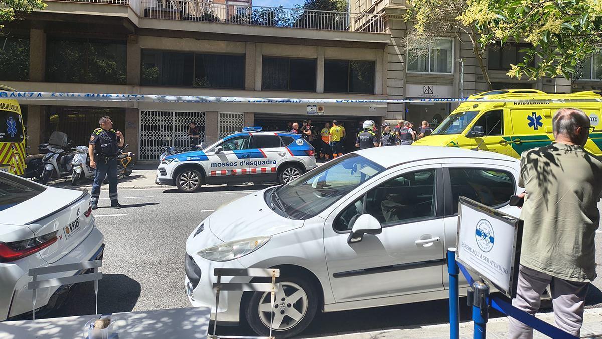 Los Mossos detienen al 'ocupa' de un piso en la calle Muntaner que amenazaba a los vecinos