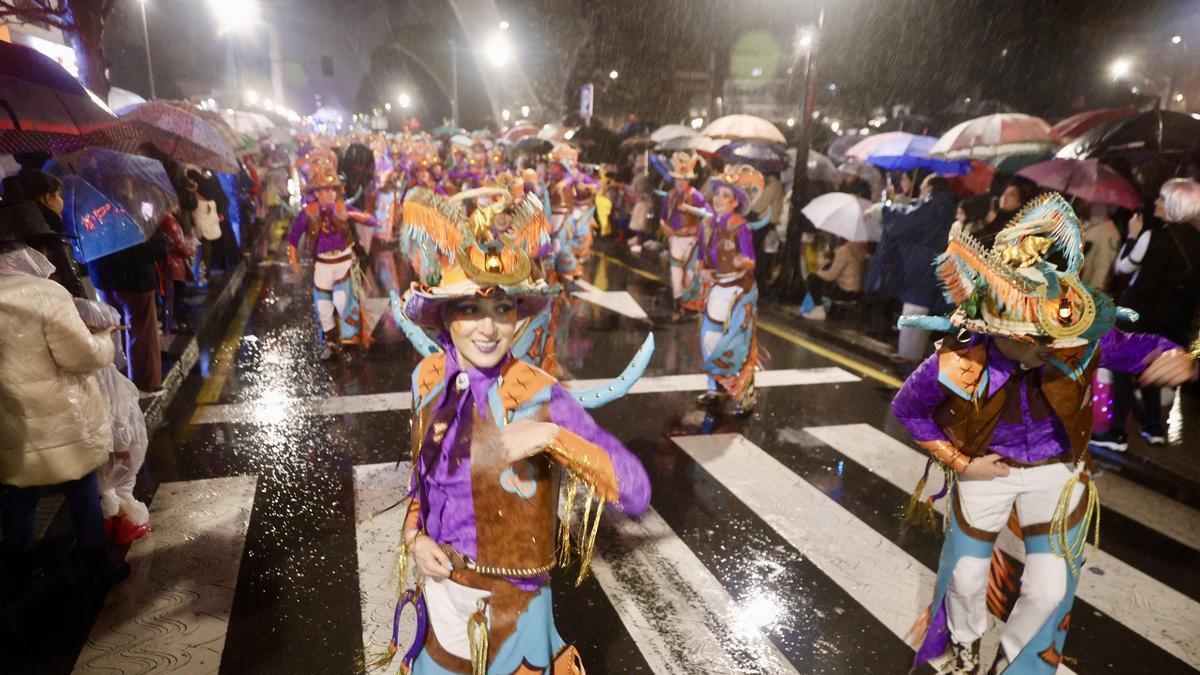 VÍDEO: Un multitudinario desfile pasado por agua conquista el Antroxu de Gijón