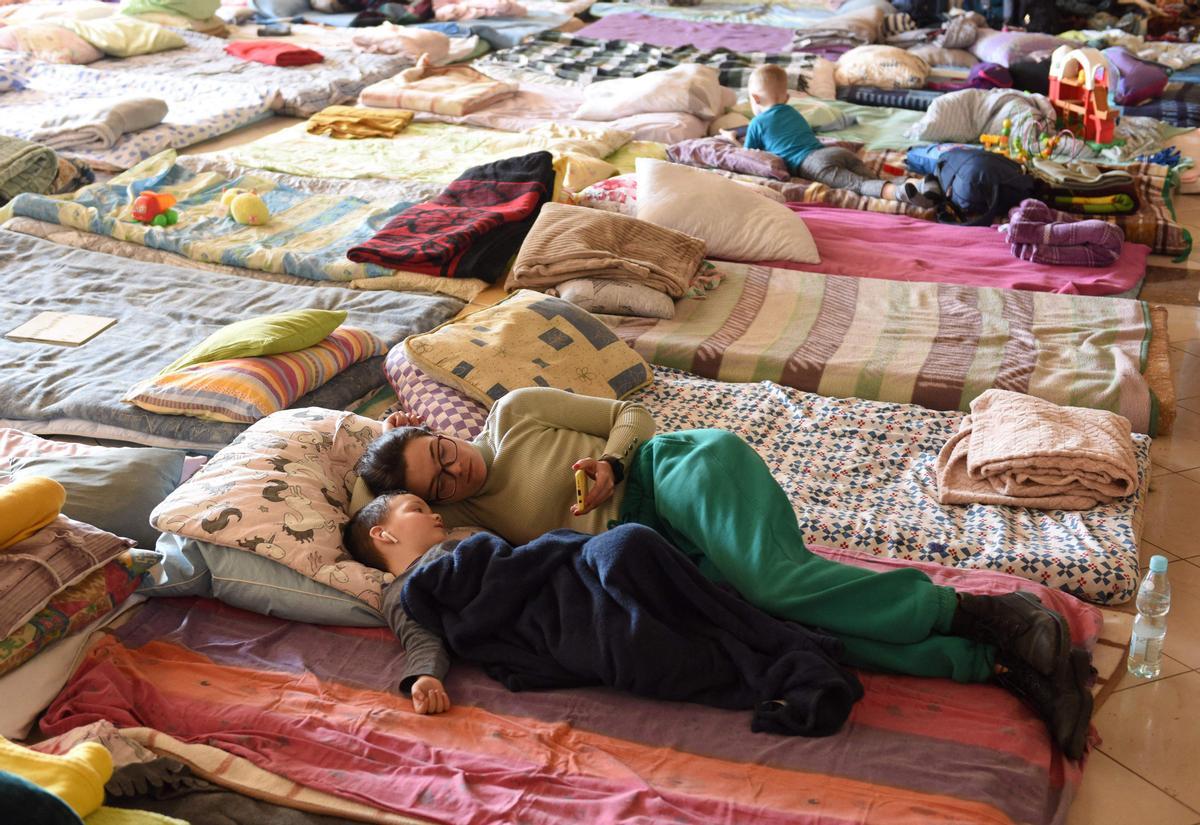 La gente descansa en una habitación especial para refugiados en una estación de tren en Lviv