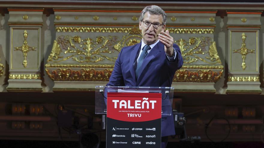 El líder del Partido Popular, Alberto Núñez Feijóo, clausura la V edición de TALEÑT, el Foro del Talento que reúne a los principales líderes empresariales, políticos y sociales españoles.
