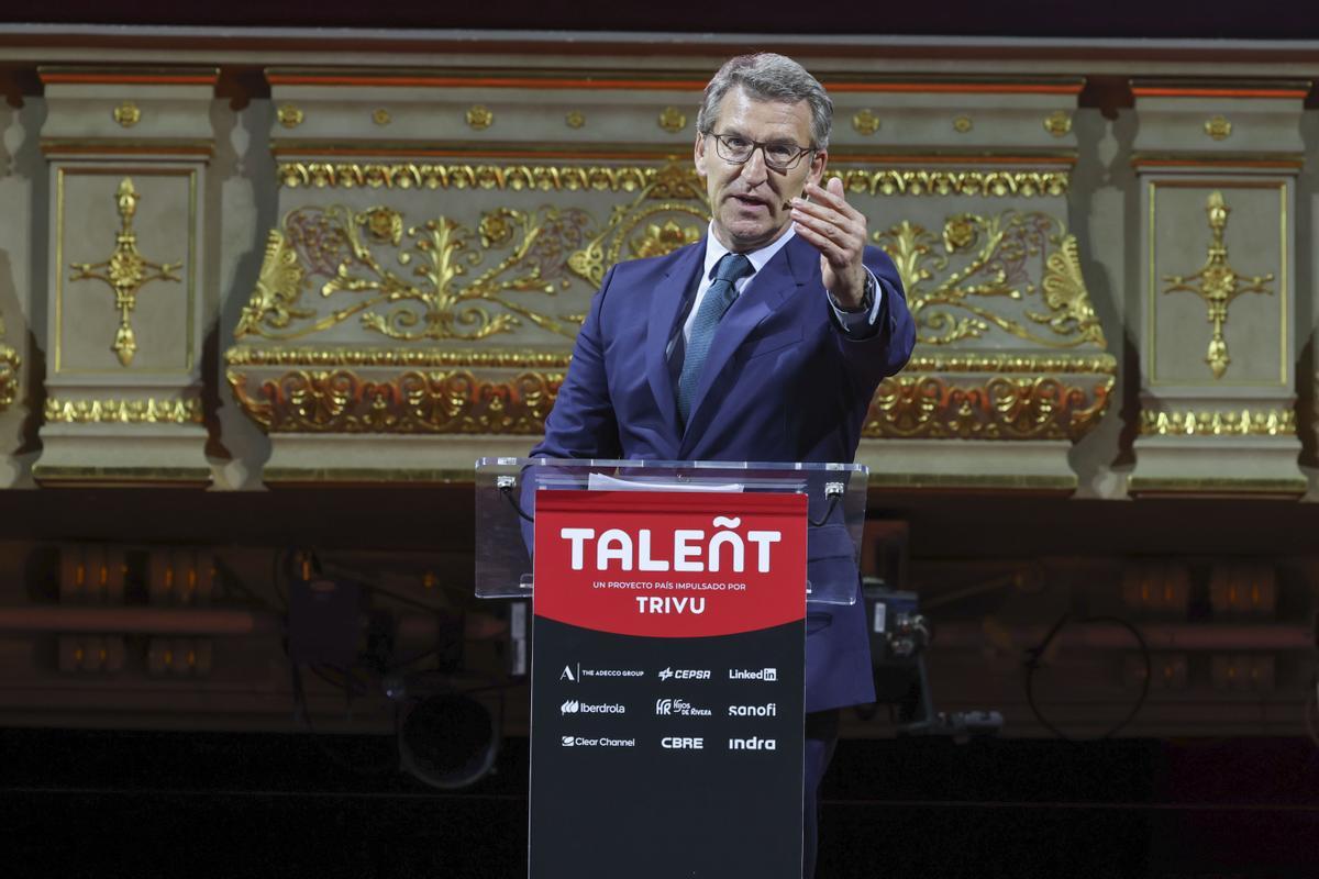 El líder del Partido Popular, Alberto Núñez Feijóo, clausura la V edición de TALEÑT, el Foro del Talento que reúne a los principales líderes empresariales, políticos y sociales españoles.