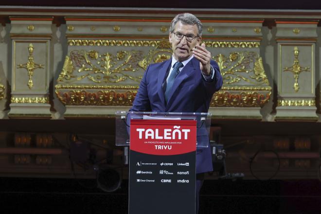 El líder del Partido Popular, Alberto Núñez Feijóo, clausura la V edición de TALEÑT, el Foro del Talento que reúne a los principales líderes empresariales, políticos y sociales españoles.