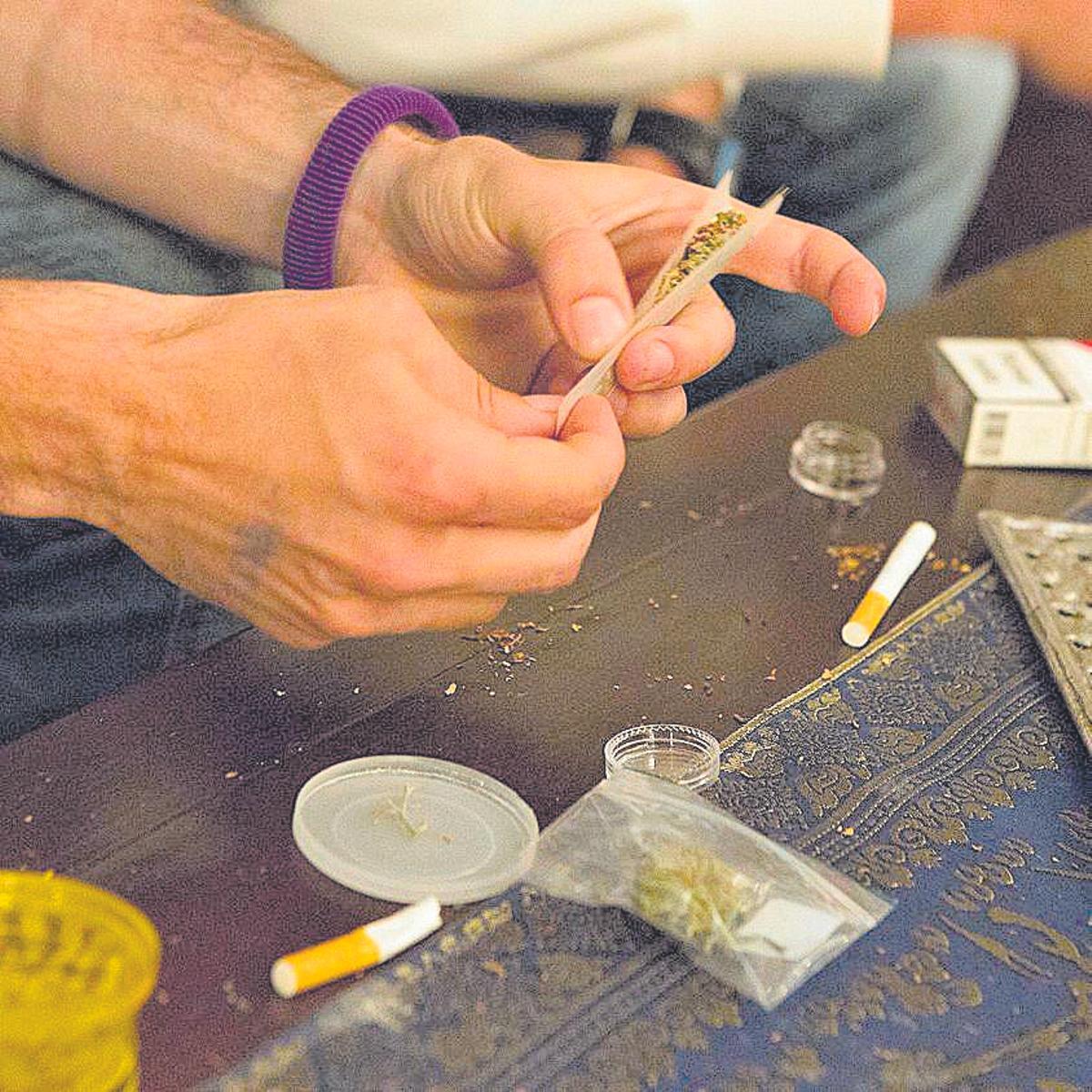 Un miembro de un club de cannabis prepara un porro en una imagen de archivo.
