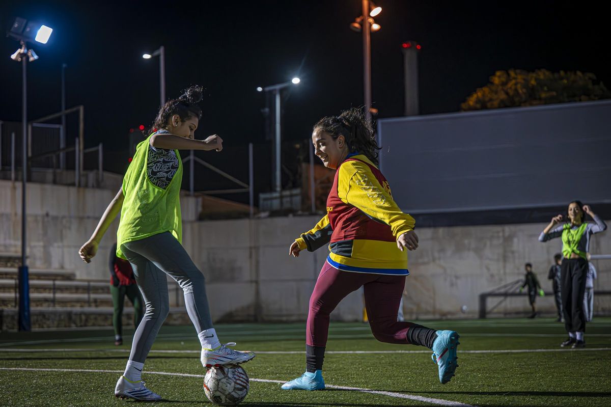 Entrenamiento del primer equipo de fútbol femenino que se crea en el barrio de La Mina