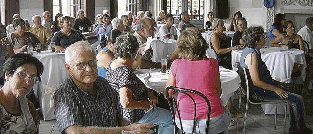 Celebración del centenario de la Sociedad de Naturales de Las Regueras, en noviembre, en La Habana.